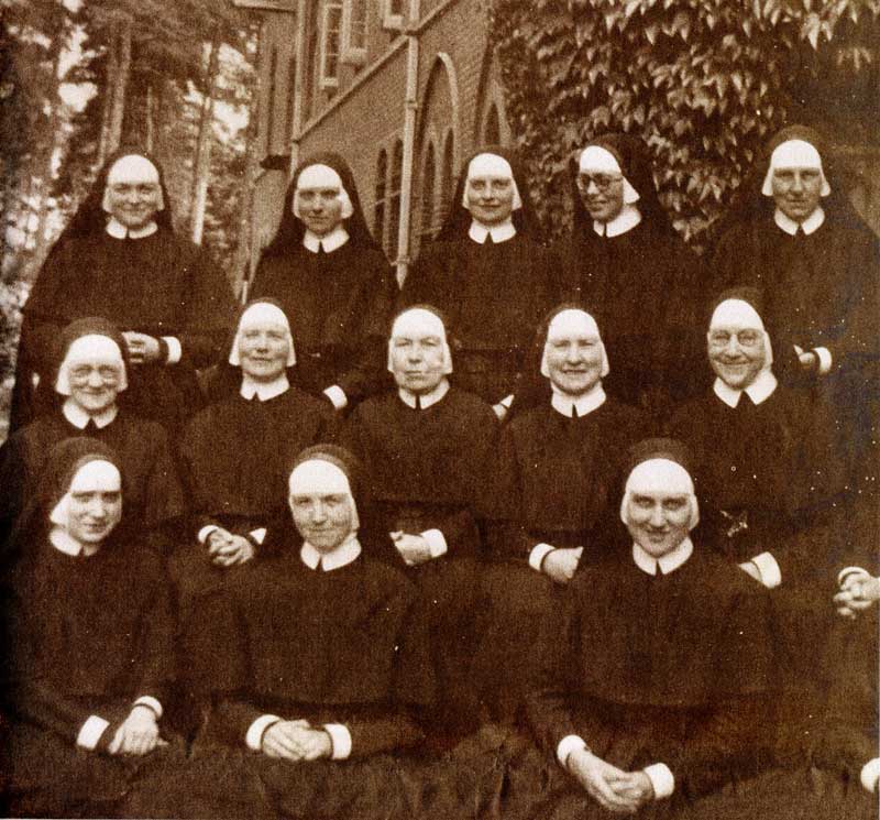 nuns002